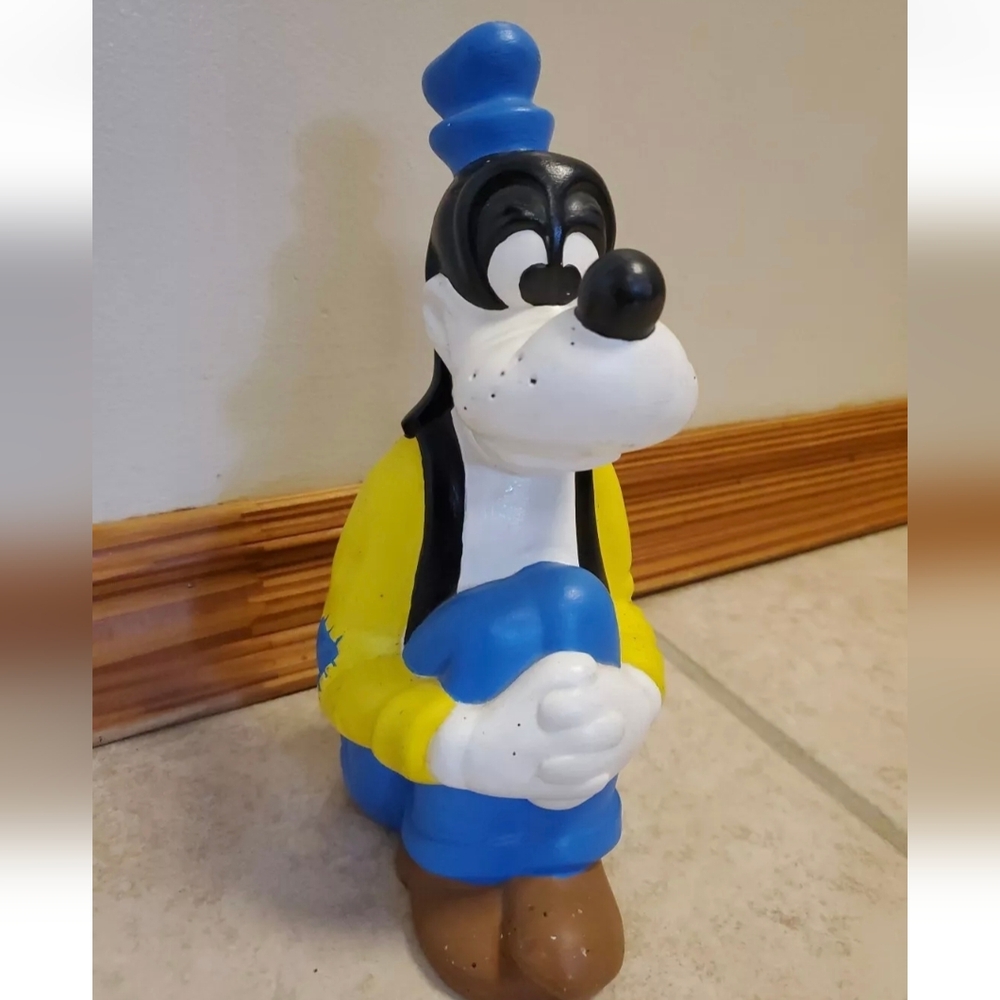 Vintage Sitting Goofy Ceramic Figurine 9" Walt Disney Productions Hand Painted